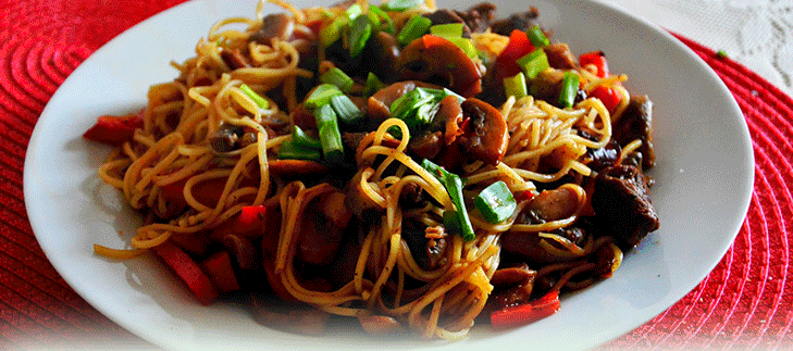 Makaron chili z wołowiną i warzywami