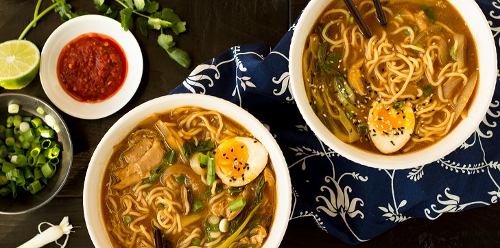 Japońska zupa Ramen Shoyu z wieprzowiną